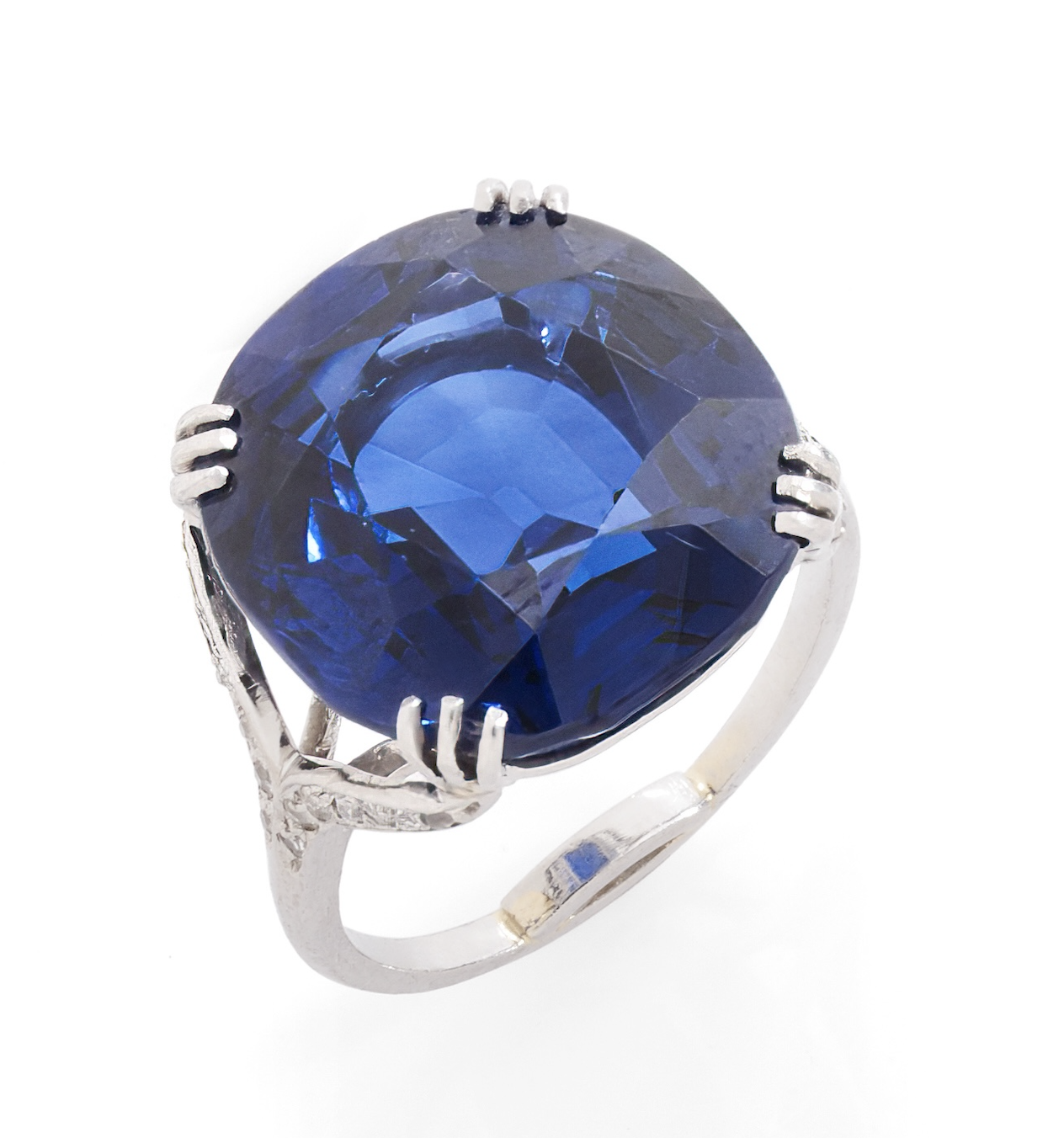 D’UN BLEU INFINI… UN EXCEPTIONNEL SAPHIR DE 17,34 CT SUR UNE BAGUE CHAUMET